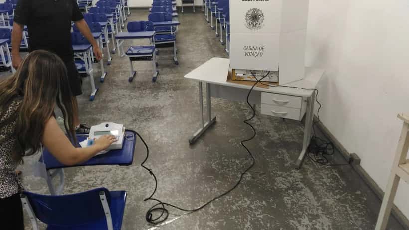 Eleitor brasileiro na urna eletrônica durante as eleições de 2026, representando o impacto do voto no patrimônio e nos investimentos