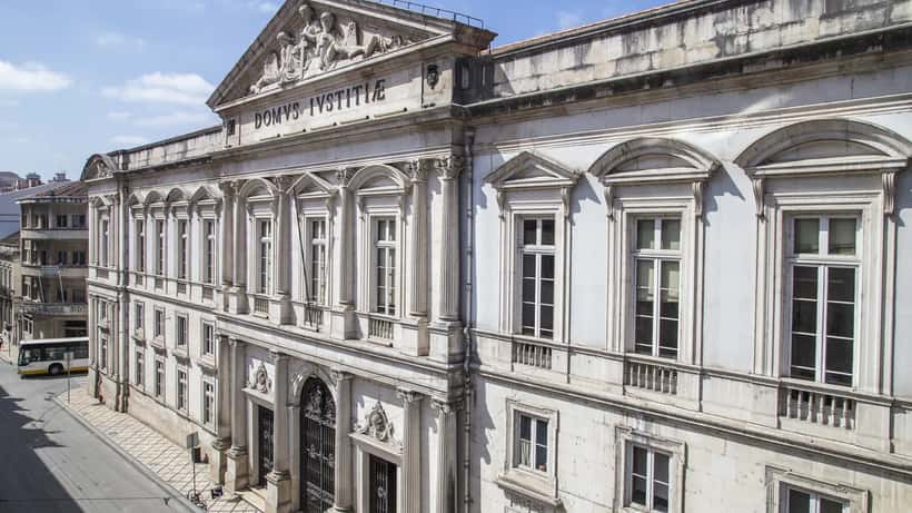 Fachada do Tribunal da Relação de Coimbra, representando o sistema judicial português