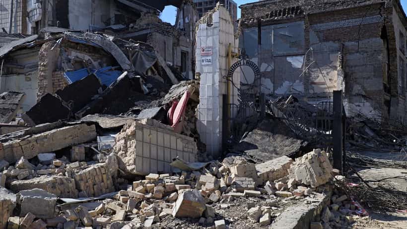 Destruction à Kyiv après une frappe de missile russe