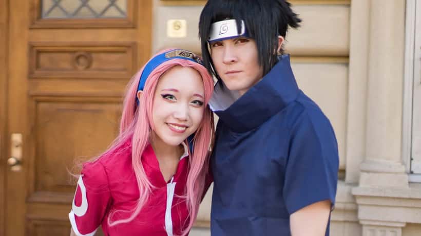 Cosplay di Sasuke e Sakura di Naruto a una convention anime