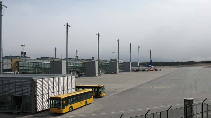 Fly på Gardermoen rullebane med Oslo lufthavn i bakgrunnen