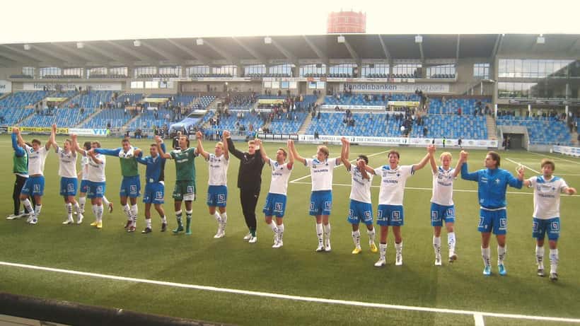 Fotbollsmatch på svensk arena med spelare i aktion under en Superettan-omgång