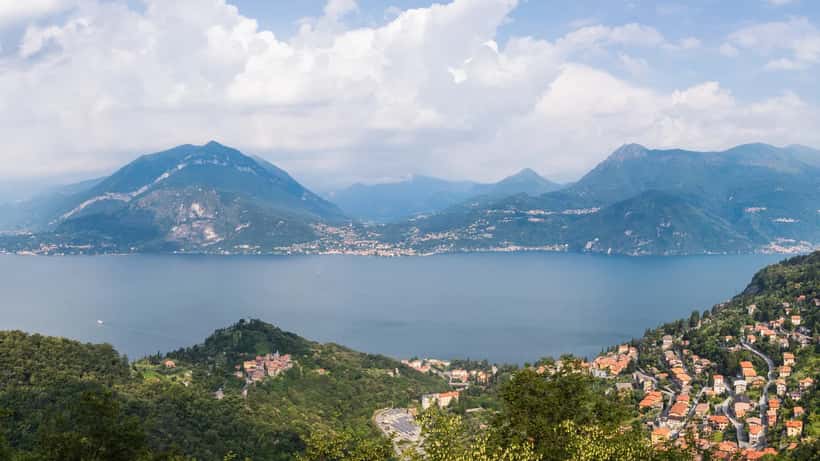 Panoramica aerea del Lago di Como con le ville lombarde e le montagne sullo sfondo