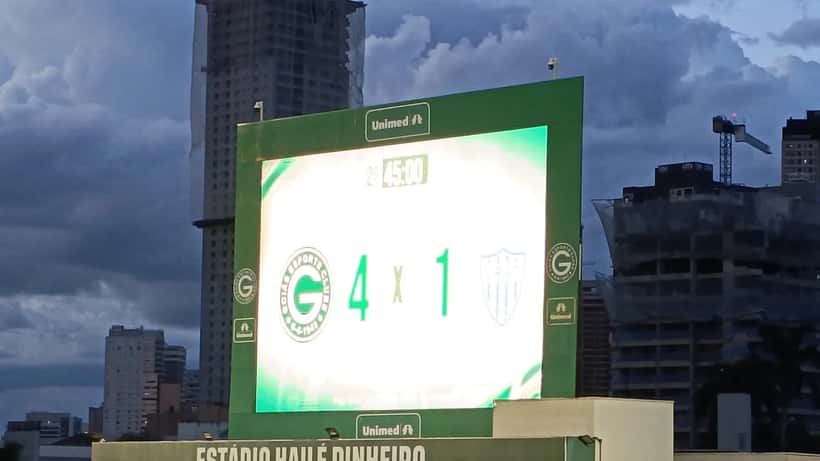 Estádio Hailé Pinheiro durante partida do Goiás — Série B 2026