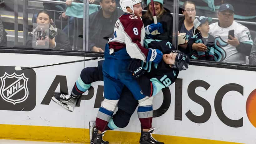 Cale Makar en action sur la glace lors des playoffs LNH 2023, illustrant les risques de blessures au haut du corps au hockey