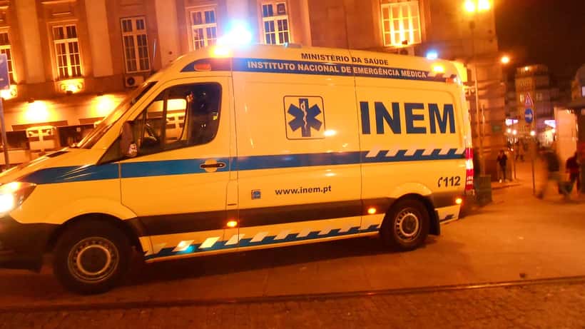 Ambulância do INEM estacionada no Porto, Portugal — veículo de emergência médica do Instituto Nacional de Emergência Médica