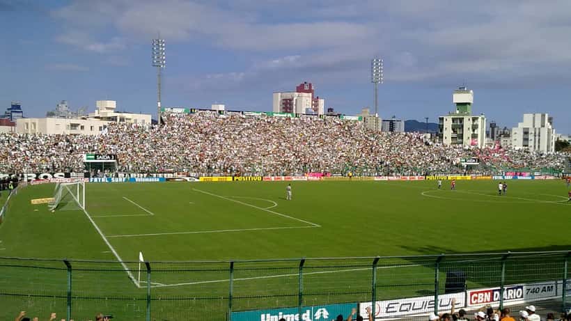Estádio de futebol brasileiro visto de cima, representando a Série B do Campeonato Brasileiro