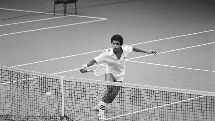 Yannick Noah en action sur le court de tennis