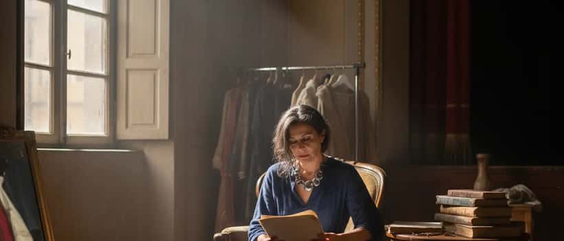 Attrice italiana che legge un copione in un teatro, momento spontaneo in un set