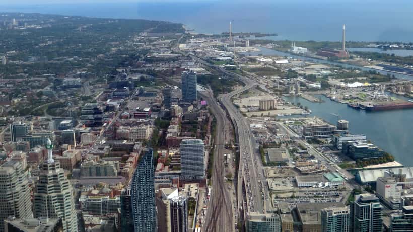 Gardiner Expressway in Toronto with traffic, aerial view by Ken Lund CC BY-SA 2.0