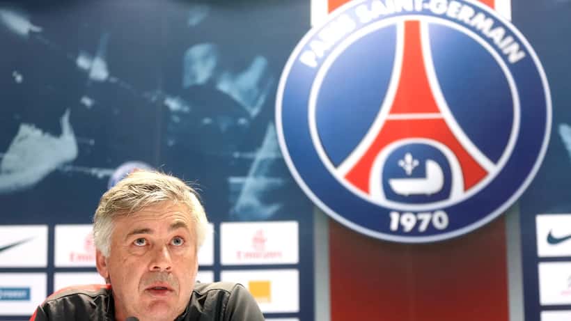 Carlo Ancelotti orientando jogadores da seleção brasileira durante a Copa do Mundo 2026