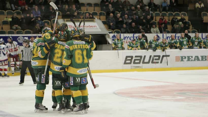 Björklövens hockeylag på isen i hemmaarena inför finalserien 2026