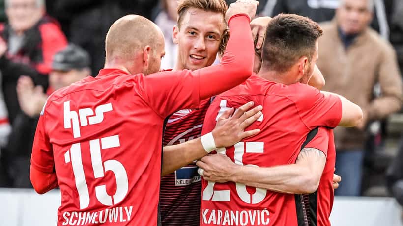 Joueurs de FC Aarau sur la pelouse du Brügglifeld lors d'un match de Challenge League suisse