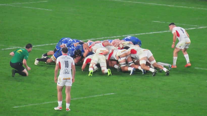 Match de rugby Pro D2, joueurs en mêlée lors d'un barrage en France