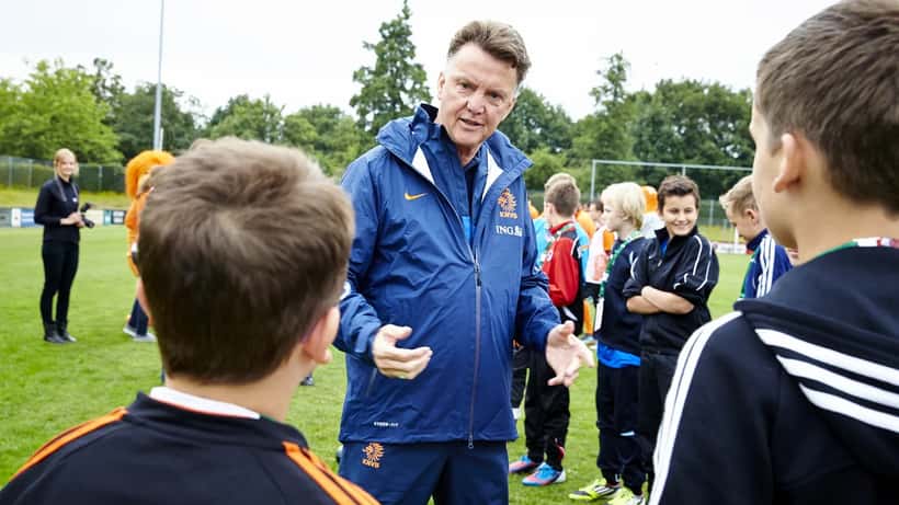Louis van Gaal als bondscoach bij een ballenjongens selectiedag