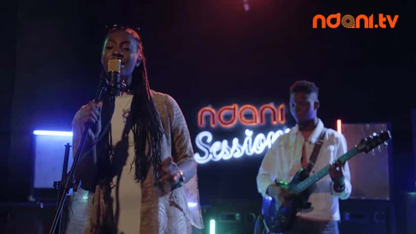 Tems durante una sesión musical en NdaniTV en enero de 2019