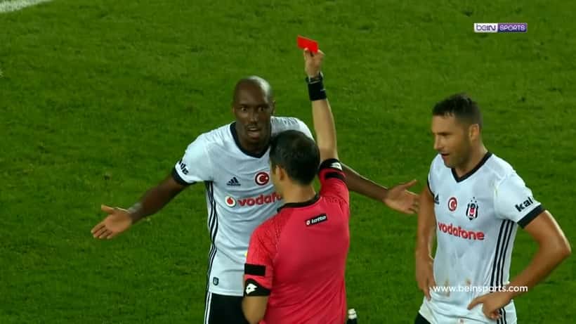 Atiba Hutchinson recevant un carton rouge lors d'un match de football professionnel