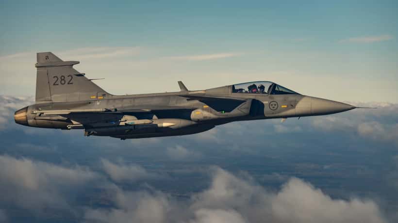 Militärflygplan i formation över Europa