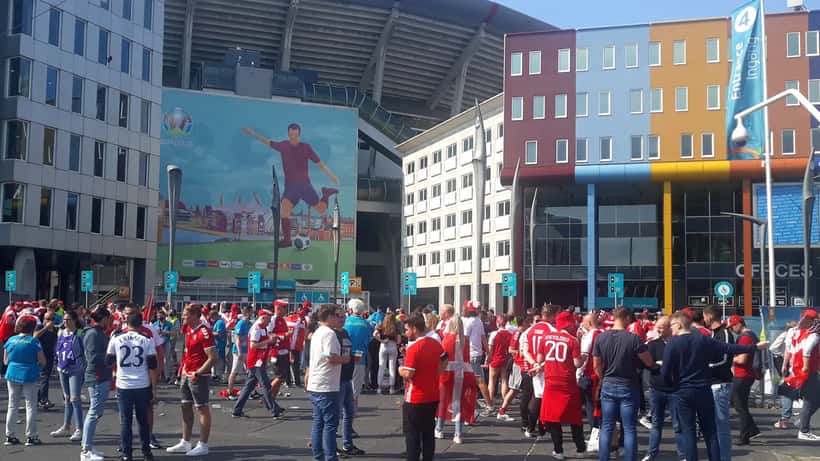 Fußballfans bei einem Europameisterschaftsspiel in Amsterdam