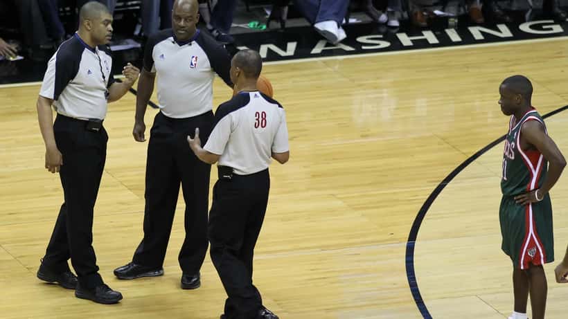 Tony Brothers, árbitro de la NBA, durante un partido de la liga con otros oficiales de juego
