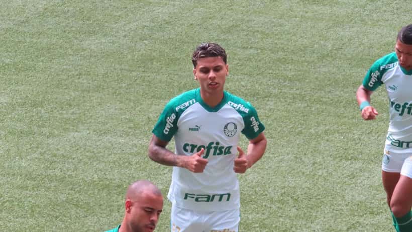 Richard Ríos em ação pelo Palmeiras durante partida oficial de futebol