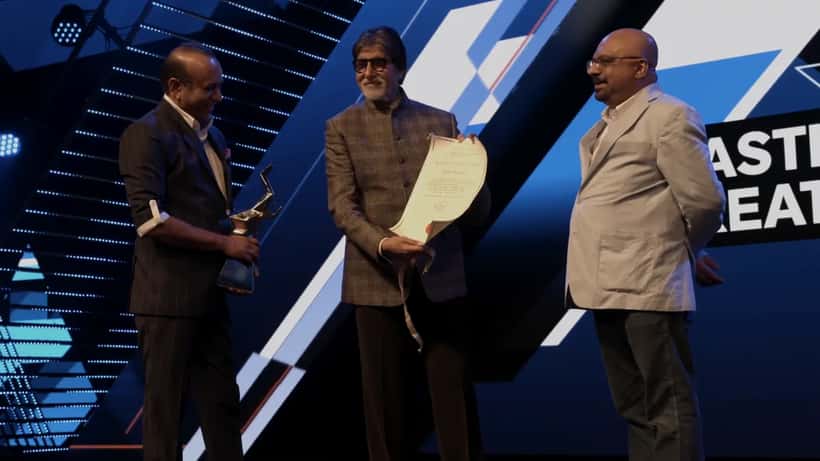 Amitabh Bachchan at an awards ceremony, demonstrating his continued vitality in his 80s