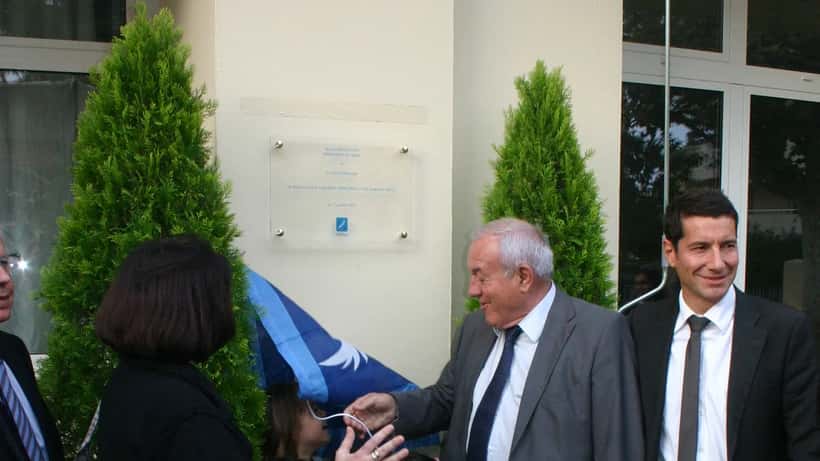 David Lisnard, maire de Cannes, dévoile une plaque commémorative