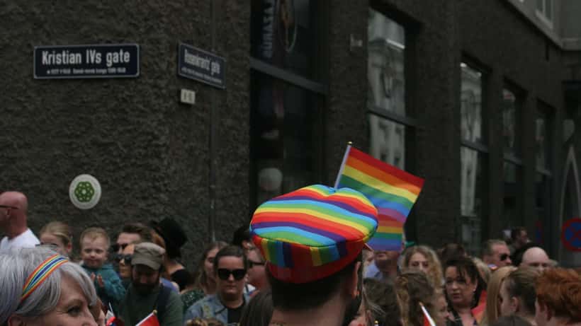 Oslo Pride parade med fargerike regnbueflagg og feststemte deltakere i gatene