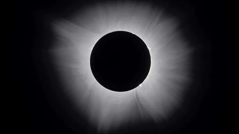 Corona solare durante l'eclissi totale di Sole del 2024, esempio di fenomeno visibile durante un'eclissi
