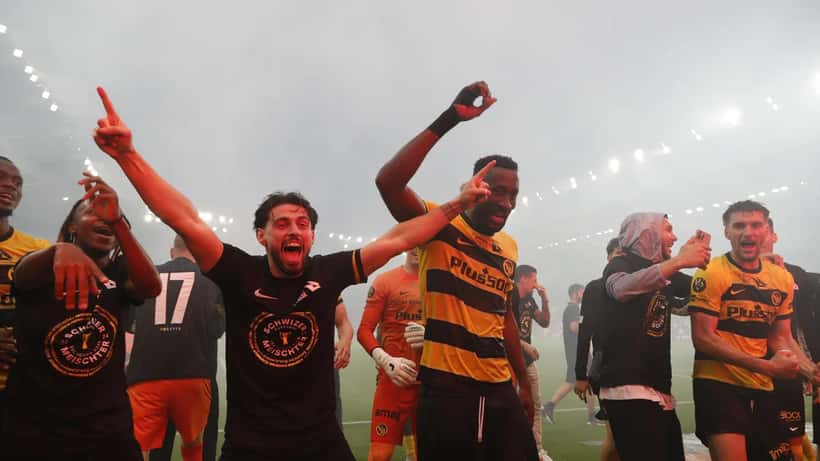 Supporters et joueurs de BSC Young Boys lors d'un match de football en Suisse