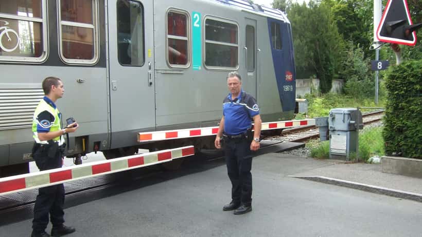 Trein botst op vrachtwagen op spoorwegovergang, ravage op het spoor
