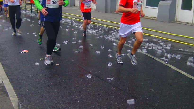 Läufer beim Vienna City Marathon mit dem Stadtbild im Hintergrund