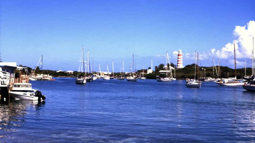 Vue aérienne de Hope Town sur l'île Elbow Cay aux Bahamas, mer turquoise et maisons colorées
