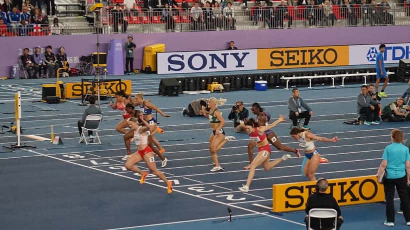 Nainen juoksee 60 metrin aitajuoksussa kilpailuissa – takareidenvamma ja urheilu 2026
