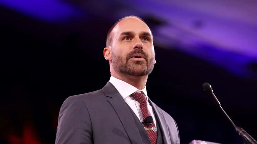 Eduardo Bolsonaro durante evento político, condenado pelo STF a 4 anos em junho de 2026