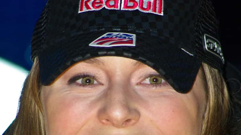 Lindsey Vonn i aksjon under alpint utforkjøring, skikledd i hvit og blå drakt
