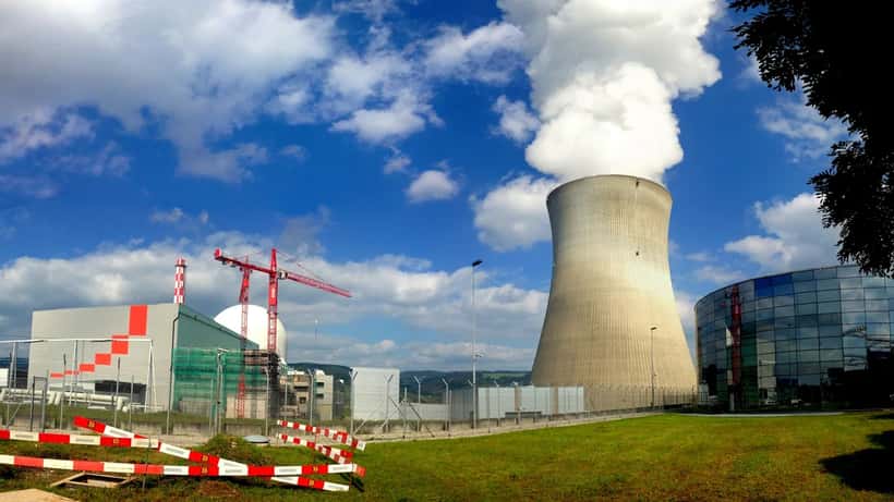 Centrale nucléaire de Leibstadt en Suisse avec vapeur et paysage verdoyant