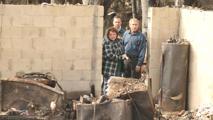 Vivienda destruida por incendio forestal en California vista por inspectores de FEMA