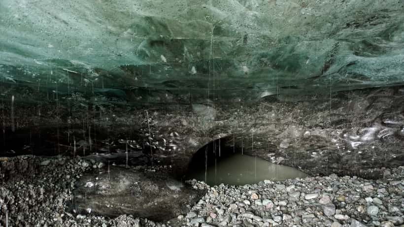 Jöklahellir á Breiðamerkurjökli á Íslandi — fallegar en hætulegar náttúrumyndanir