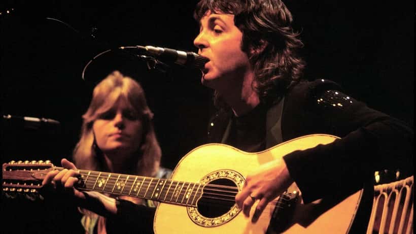 Paul McCartney e Linda McCartney durante il tour dei Wings nel 1976