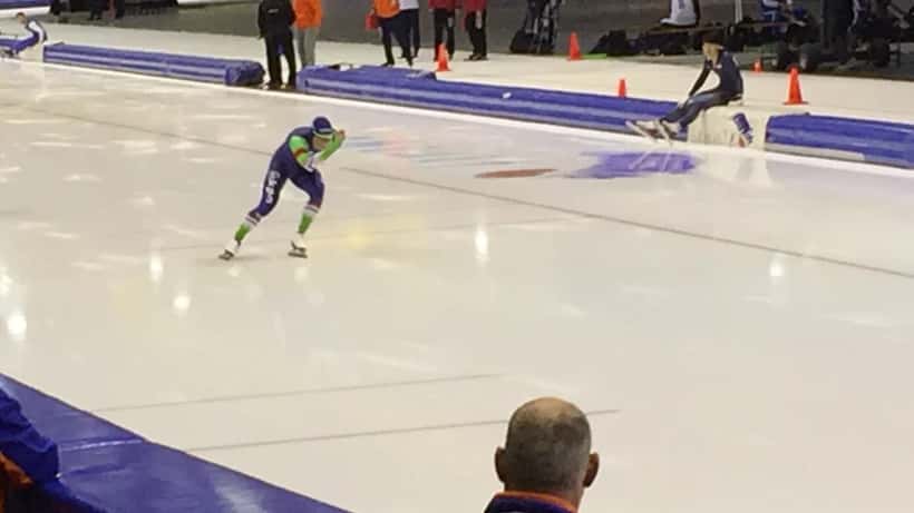 Professionele schaatsers in actie tijdens een World Single Distance Speed Skating Championship in een Nederlandse ijshal