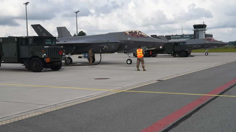 Avion de combat F-35A en phase d'atterrissage sur une base aérienne militaire