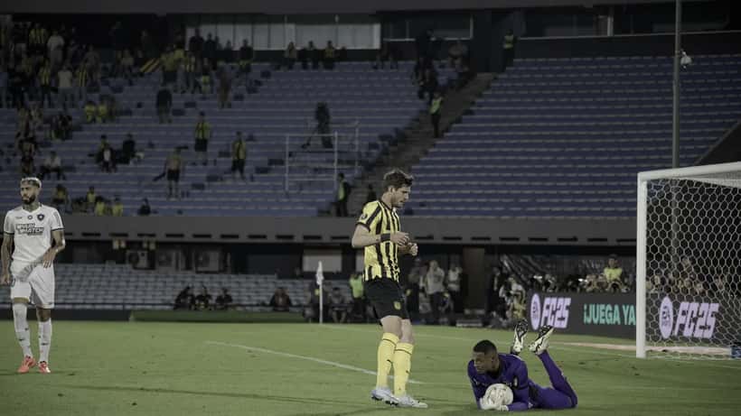 Partida de futebol entre Peñarol e Botafogo, outubro de 2024
