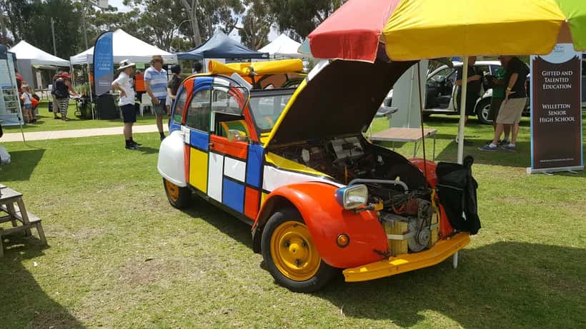 Citroën 2CV Elektro-Umbau auf einer Landstraße – Sinnbild für die neue elektrische Ente von Citroën 2026