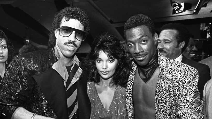 Lionel Richie et ses invités célèbres lors d'un événement artistique