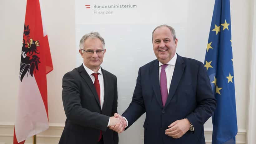 Finanzminister Markus Marterbauer beim Treffen mit seinen Vorgängern im Bundesministerium für Finanzen