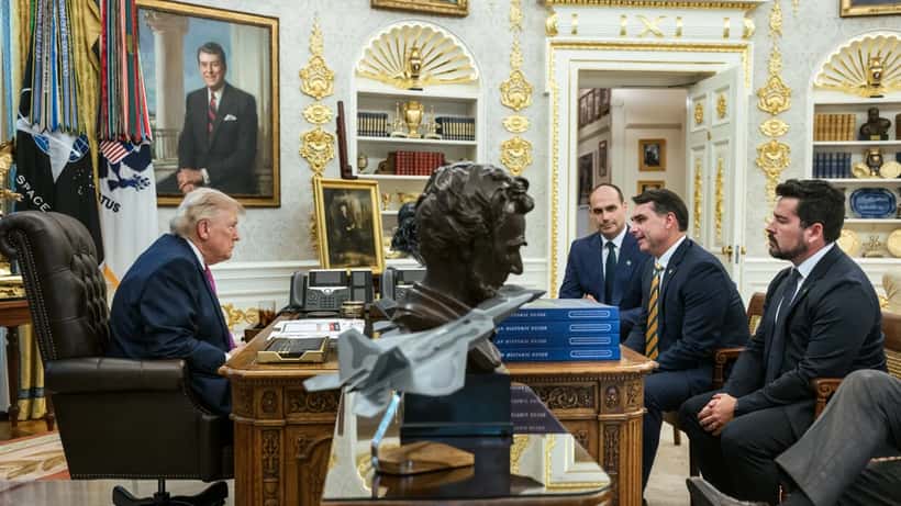 Flávio Bolsonaro et Donald Trump lors d'une rencontre à Washington en mai 2026