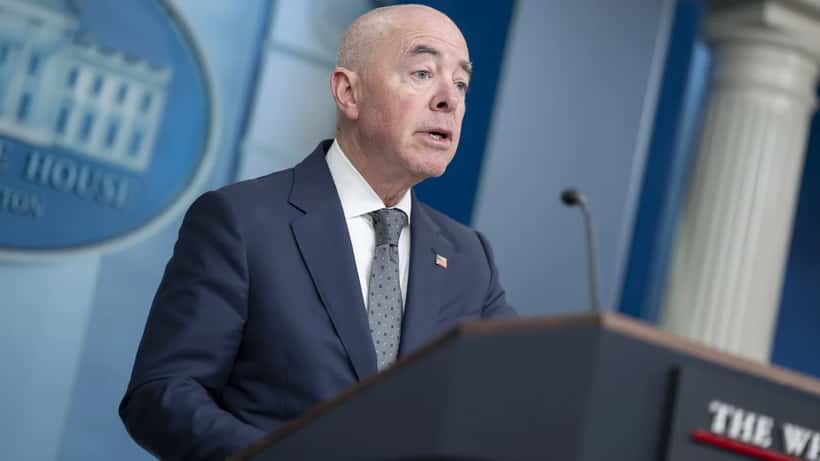 Talsperson ved podiet i Det hvite hus' pressebriefingrom