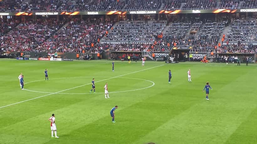 Final da UEFA Europa League num estádio lotado, vista panorâmica do campo de jogo