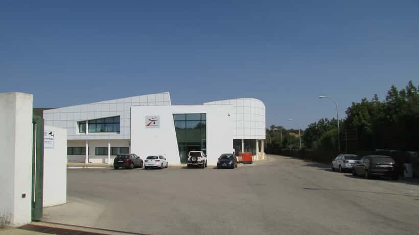 Armazém de distribuição Intermarché em Portugal, exterior da loja com estacionamento